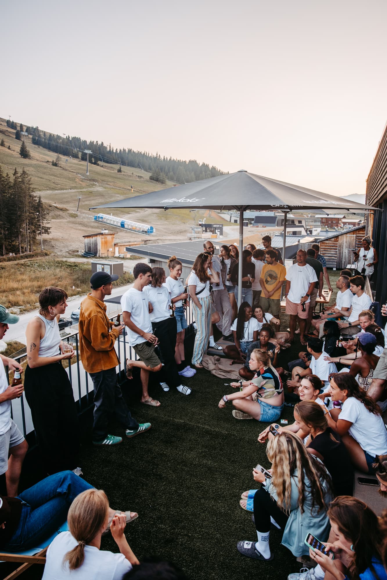 Trailrunning Camp Community auf der Terrasse bei Sonnenuntergang